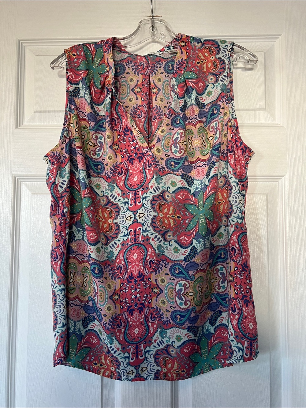 Violet & Claire Multicolor Paisley V-Neck Sleeveless Top
